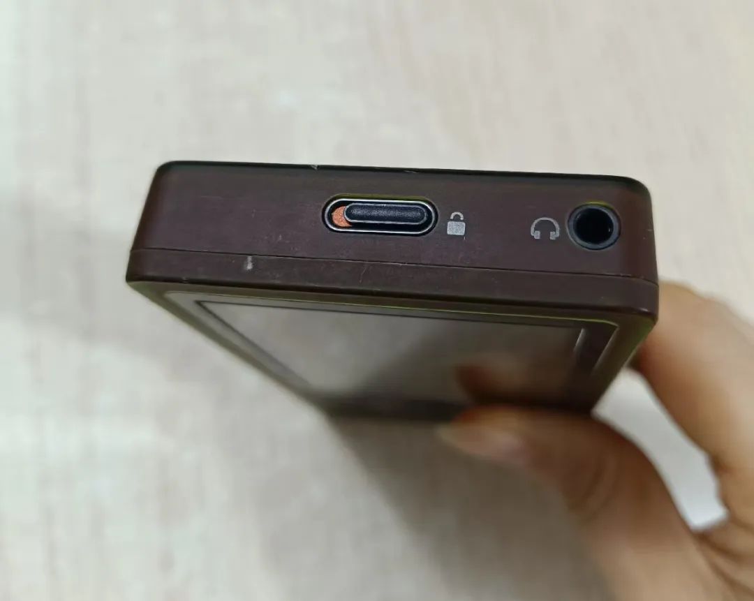 100多元的微软Zune播放器,内置30G机械硬盘,还能看电影