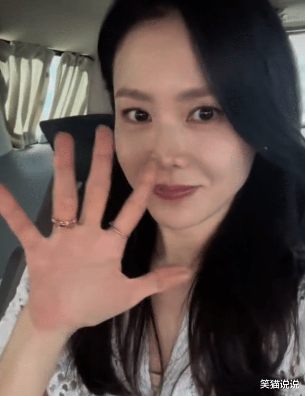 孙艺珍晒视频秀美甲，怼脸拍状态很不错，皮肤白皙长发飘飘！