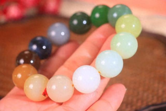 和田玉手串，富豪的标配，你更中意哪一种？