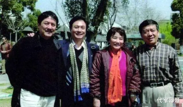 原来他早已离世！照顾患癌妻子43年，自己却不幸猝死片场