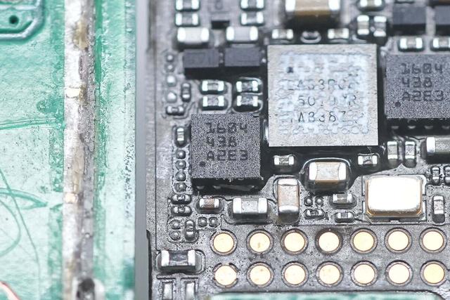 苹果全家桶同时充,折叠还便携,安克25W Qi2三合一无线充电器拆解