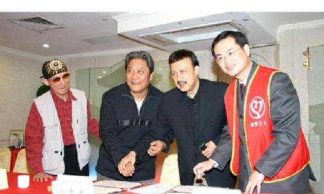 |他因春晚一夜成名，意外摔成“脑瘫”被妻子抛弃，情人却不离不弃