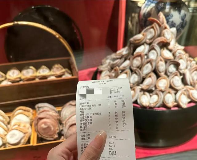 两个北方人在广州炳胜公馆吃饭,结账时差点没钱付款,真尴尬。