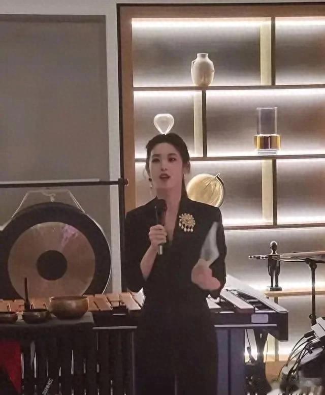 摊牌了,章泽天戴一只眼胸针,网友:这是和杨颖一起进组织了!