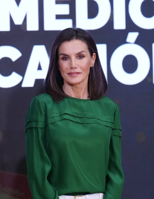 52岁西班牙王后出席颁奖礼!穿白绿配梳着齐肩发型,嫩成小姑娘了