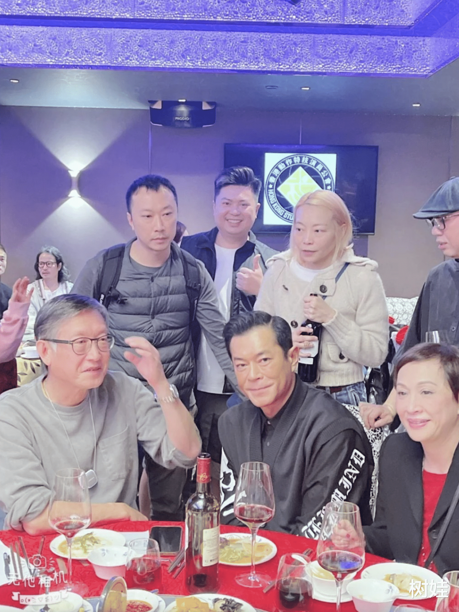 钱嘉乐举办动作演员春茗,古天乐现身众人争相留影,合照略显疲惫