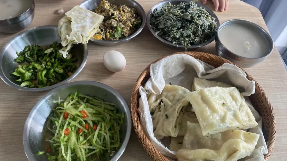 儿子带对象回家，公公做早餐火了，网友：就冲公公做饭，姑娘放心嫁错不了！