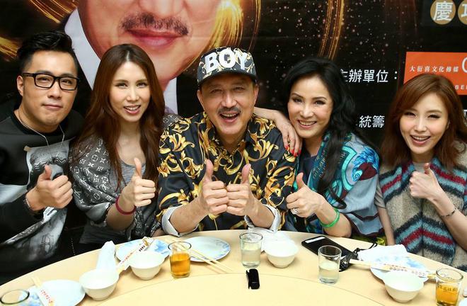 74岁母痛失爱女余苑绮,冥诞之日紧抱骨灰坛泣不成声,深情悼念难舍离别