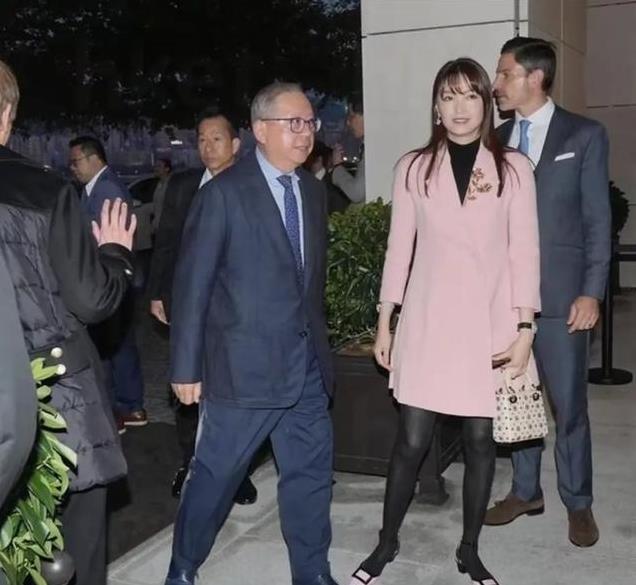 豪门盛宴,真爱无界:周大福家族迎娶内地新娘,美貌与智慧并存