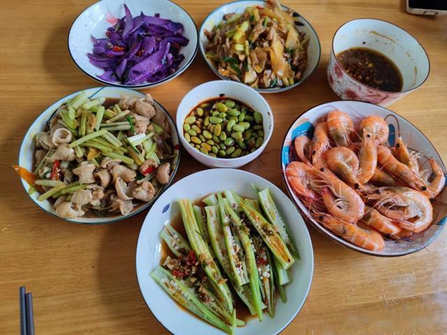 爸爸给高考女儿做的饭,妈妈给女儿的做饭,网友:没对比就没伤害