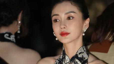 这一夜，满身赘肉的张萌，把她的“中年尴尬”展现得淋漓尽致