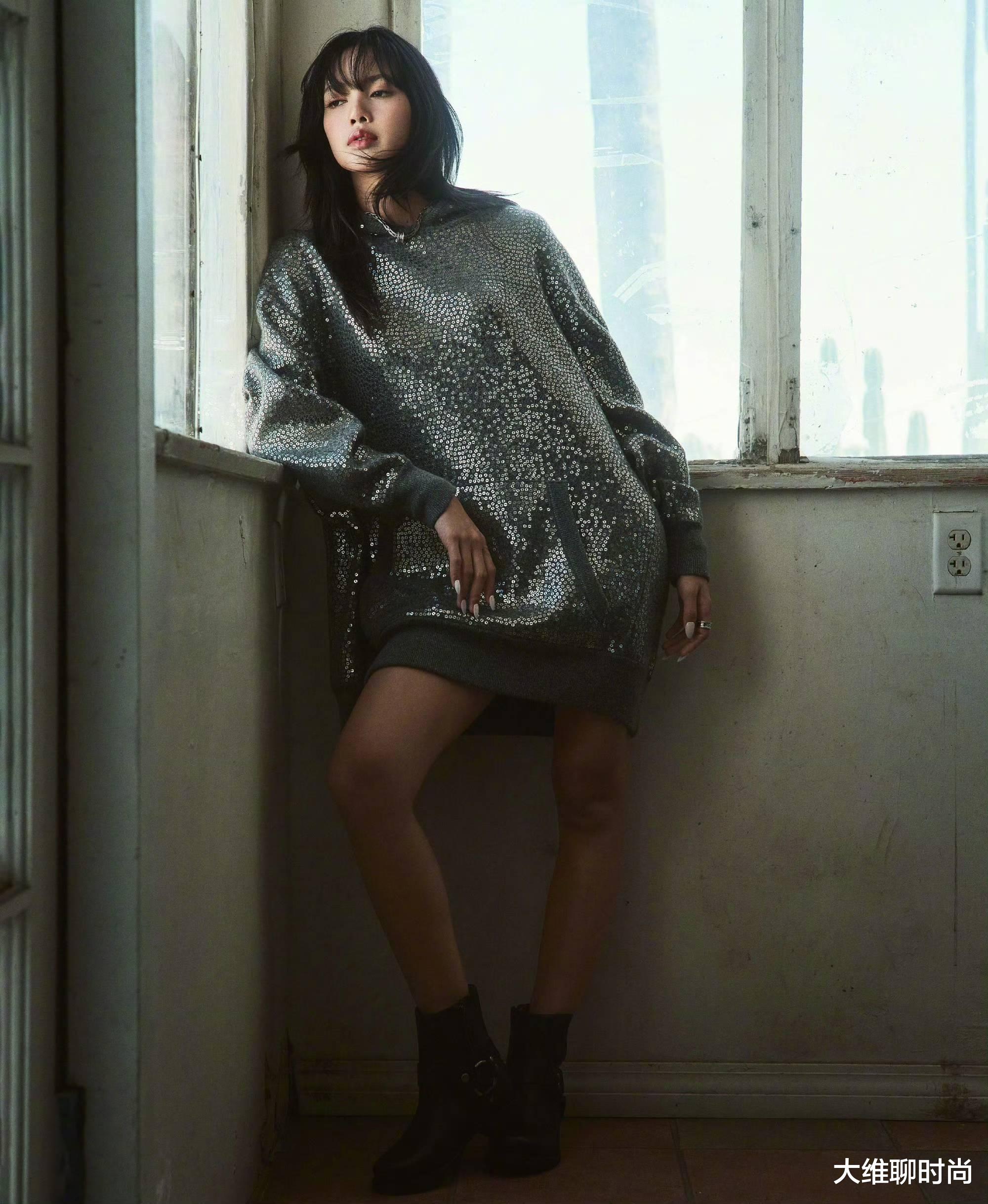 Lisa疯马秀后身价暴涨，新歌身着超短热裤，身材火辣像小野猫