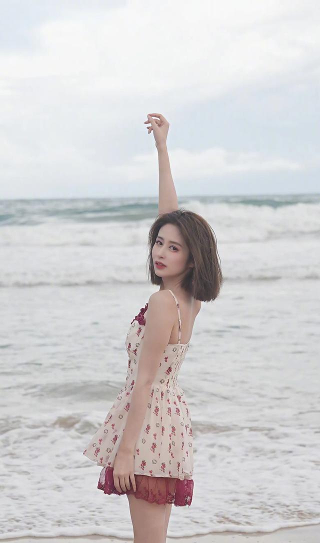 颖儿夏日海边大片 身材似少女