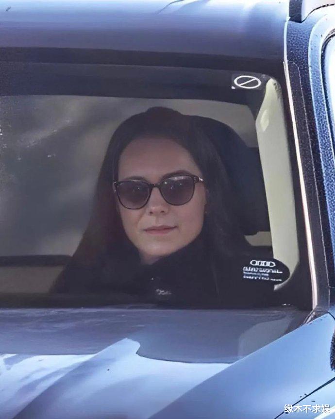 凯特王妃术后首露面，脸型变了沧桑太多，王室地位发生变化！