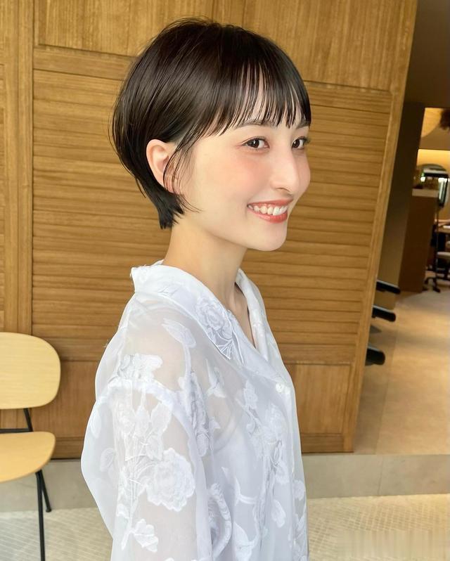 女士发型别乱剪，不如就试试这四种，利落时尚显气质