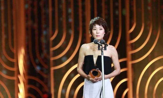 她曾提倡女人不要“除毛”而取悦他人,坚持做自己,才会风采一生