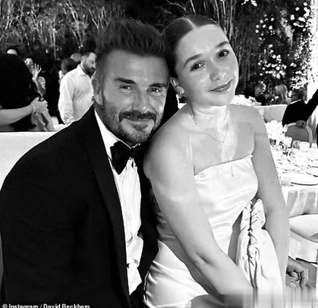 贝克汉姆晒与女儿甜蜜照，哈珀乖巧地坐在父亲腿上，看起来很温馨