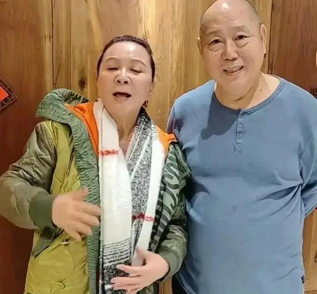 63岁蔡明一胖毁所有,穿大棉袄差点认不出,油腻大妈味好重