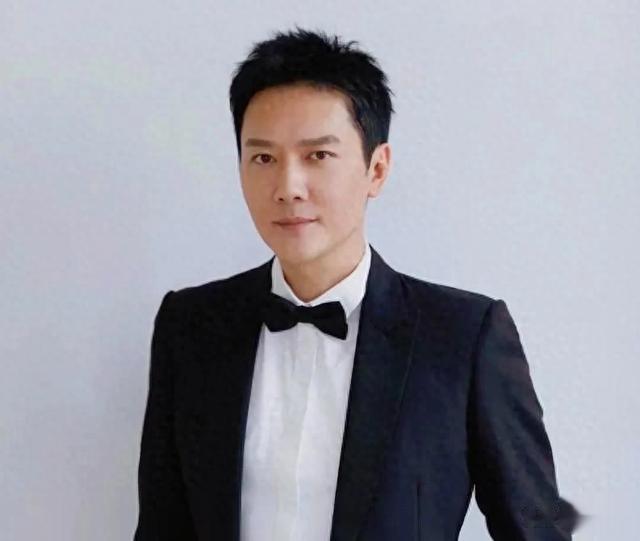 46岁冯绍峰被爆新恋情，女方疑似29岁演员周鳞嘉 曾出演飞驰人生