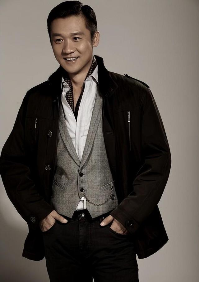 柯蓝:四段情史,2次“小三”,52岁还单身的她,成了人生赢家