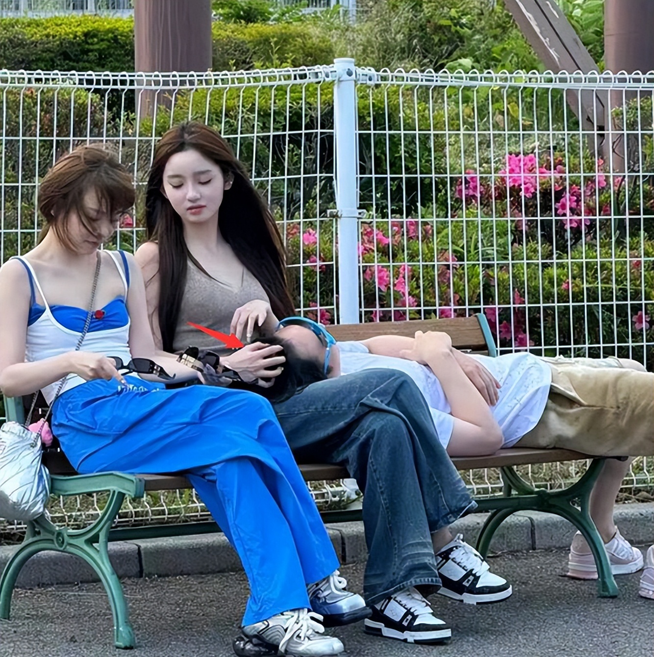 王思聪21岁新女友回国后首发声,隔空示爱显卑微!两人亲密照曝光