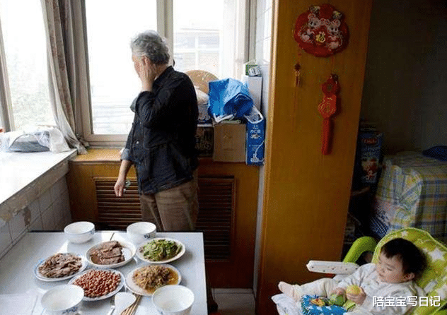 近几年来，新型啃老悄然出现，父母毫无觉察，还以为孩子是孝顺