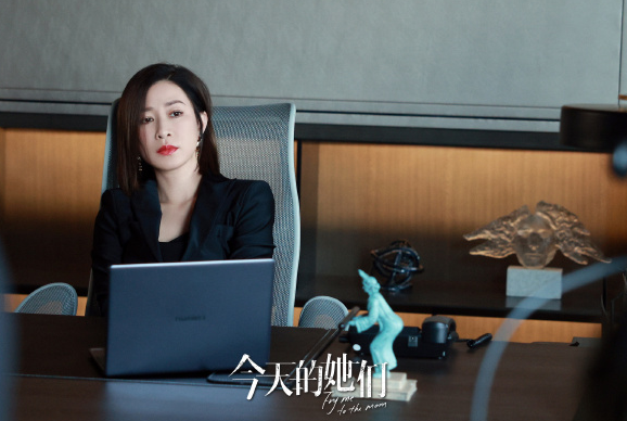 条件不符就别尬演“女霸总”了，49岁佘诗曼告诉你，啥叫职场精英