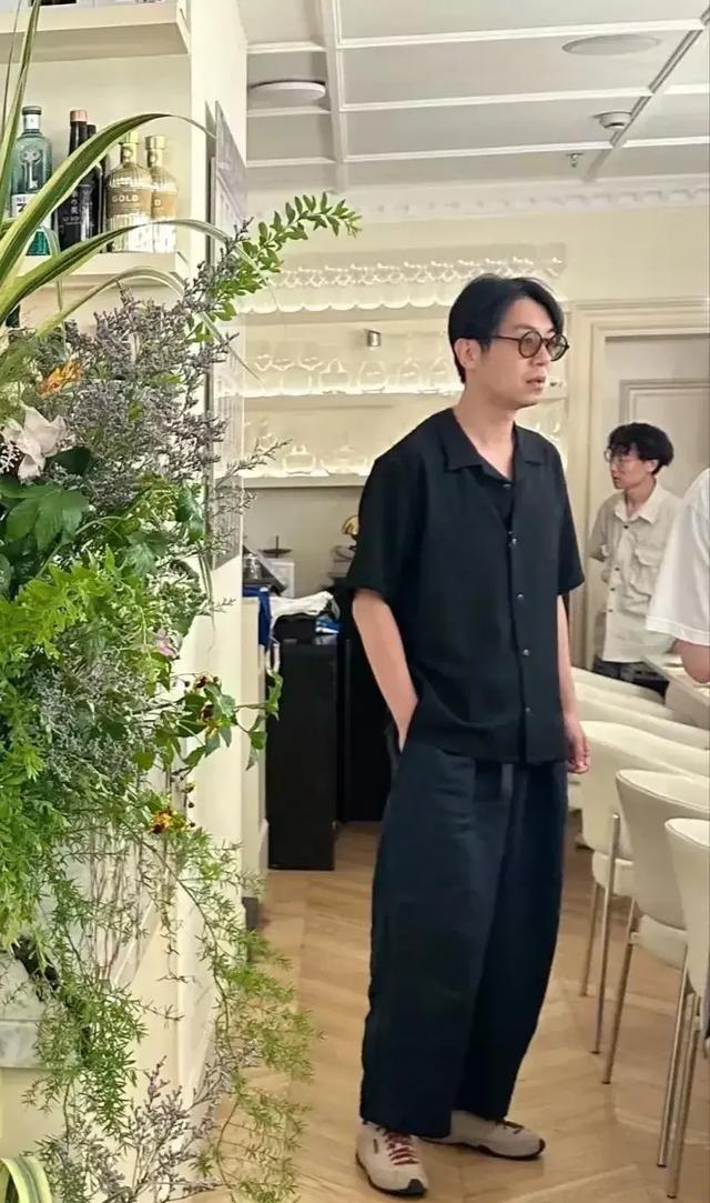 朱亚文回老家拍广告，穿搭休闲打扮帅气，本人气场非常温和