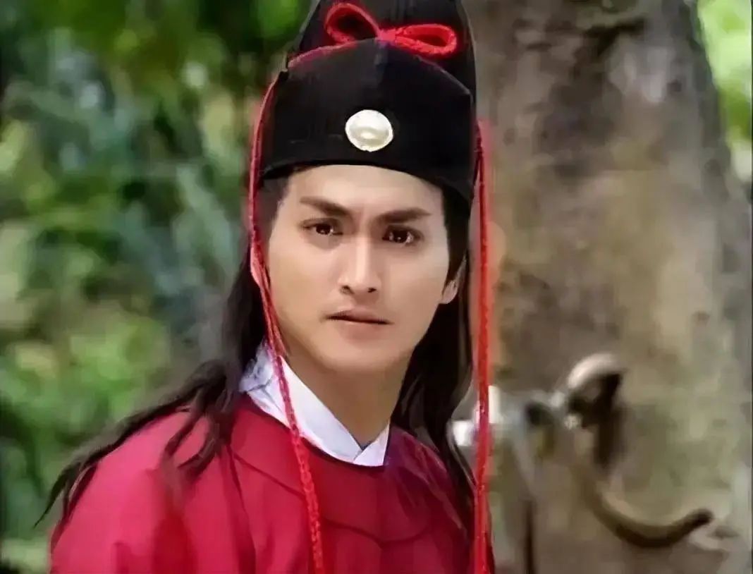 64岁港星何家劲惊爆隐婚生女,内地开厂成亿万富豪,娇妻美貌如花!