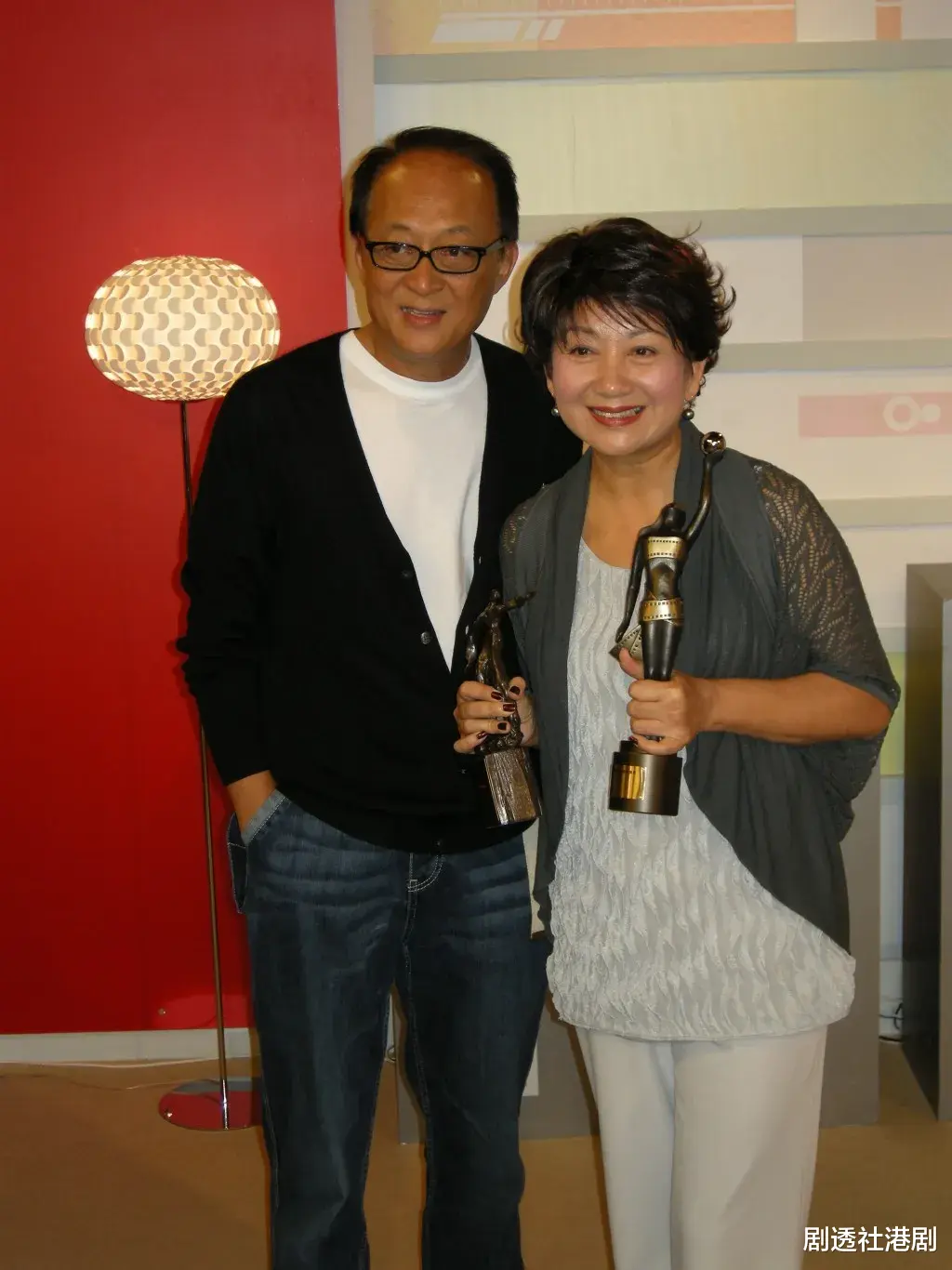 亚视“镇台之宝”永不言休,出身演艺世家,父亲是“扫地僧”