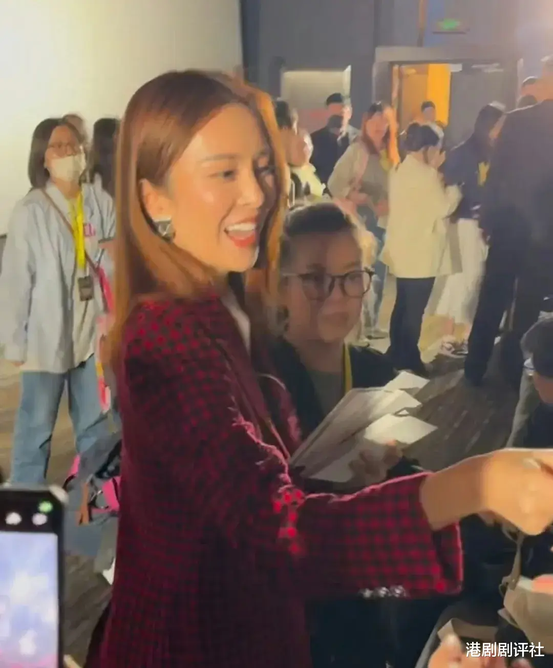 TVB花旦内地宣传新剧，获网友大赞高颜值有气质，演技日趋成熟站稳一线位置