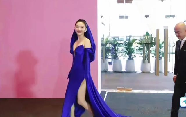 32岁吴倩亮相尖叫之夜，身穿深V高开叉蓝裙自信张扬， 笑容好治愈