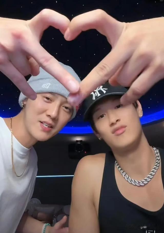 鹿晗连开两场直播被吐槽静坐在那里看打赏嘴角笑容抑制不住