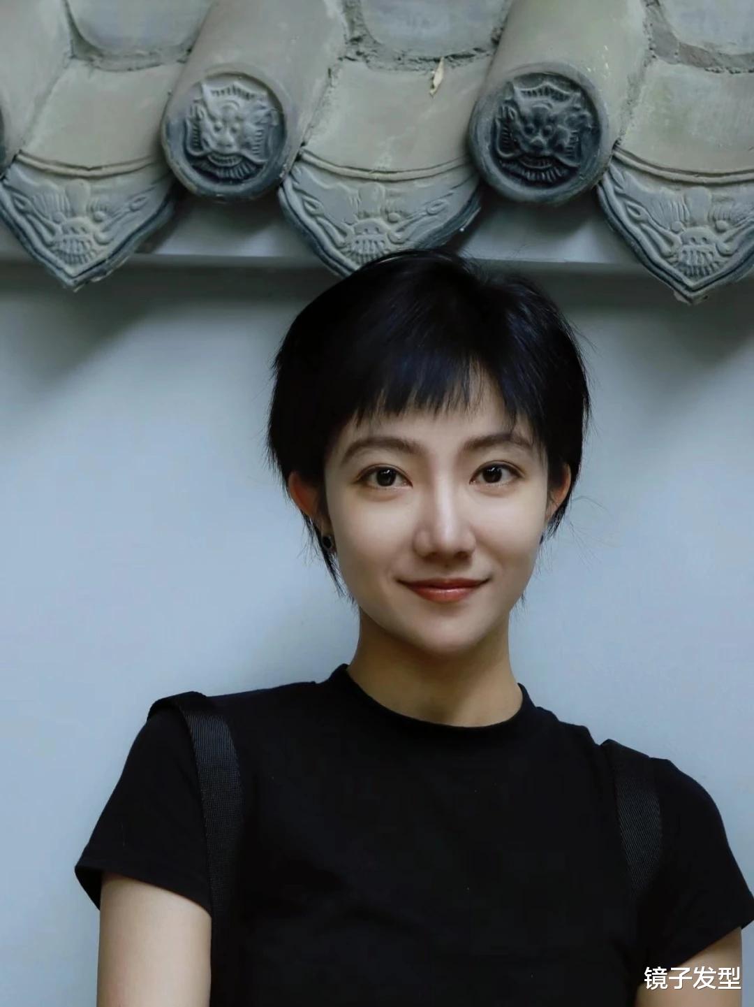 独领风骚的发型来了,挂耳层次短发就是不一样,简单却很有高级感