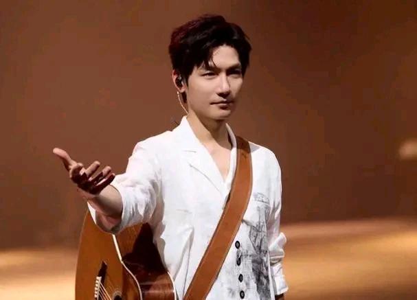 陈楚生与儿子Demo同框演出,音乐天赋惊艳全场