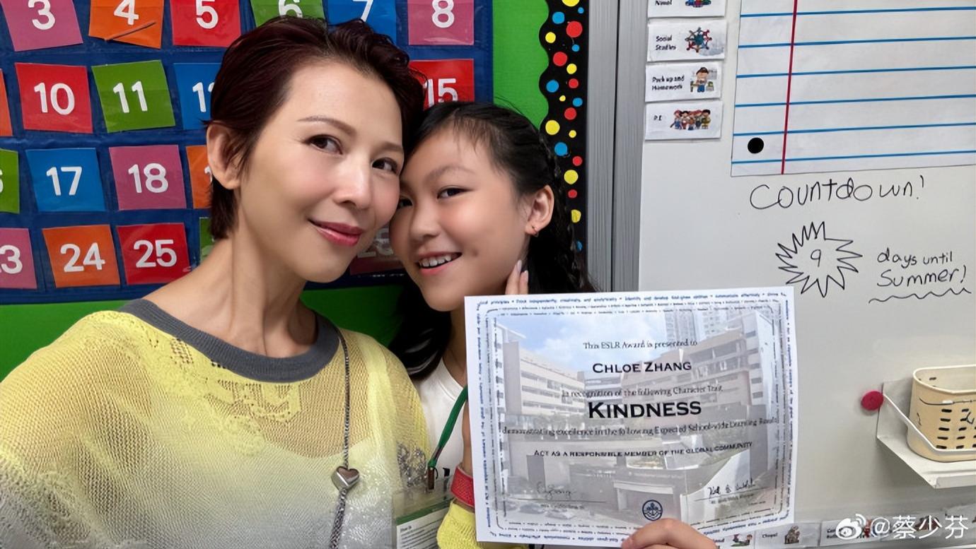 蔡少芬见证女儿小学毕业！母女开心同框，包子身高出众长得像妈妈