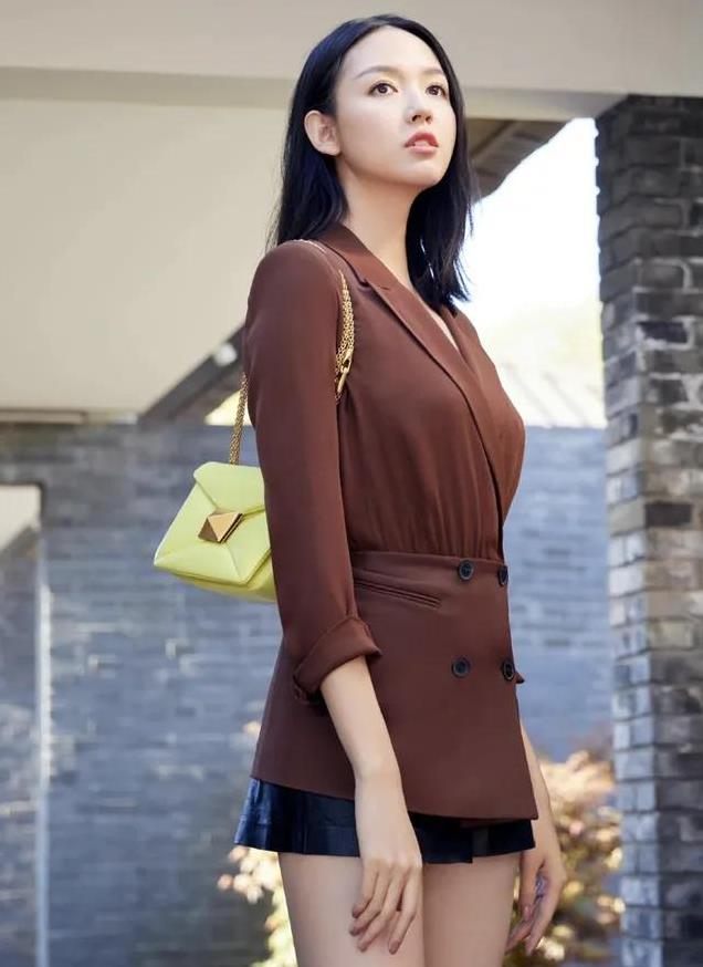 张梓琳不愧是世界小姐,穿黑色蕾丝裙优雅大方,模特身材令人羡慕