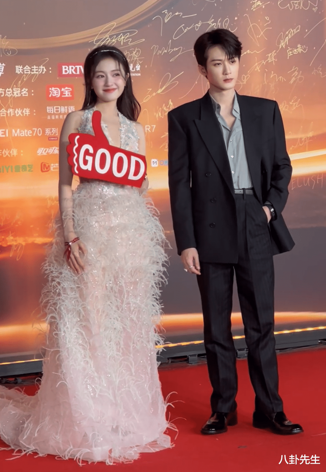 微博之夜红毯：关晓彤陈都灵穿错衣服，杨紫古风造型独特，赵丽颖好美