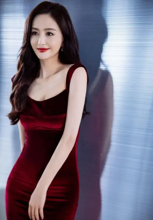 佟丽娅身穿经典白色OL套装 眼戴墨镜女精英既视感