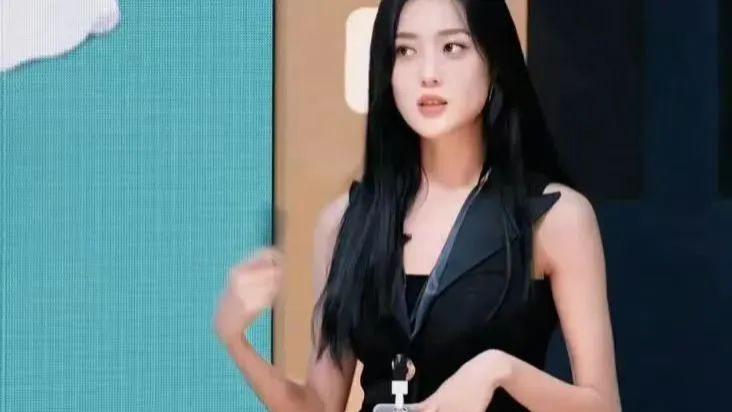 古力娜扎瘦成“排骨精”，四肢纤细像竹竿，娱乐圈病态审美该停了