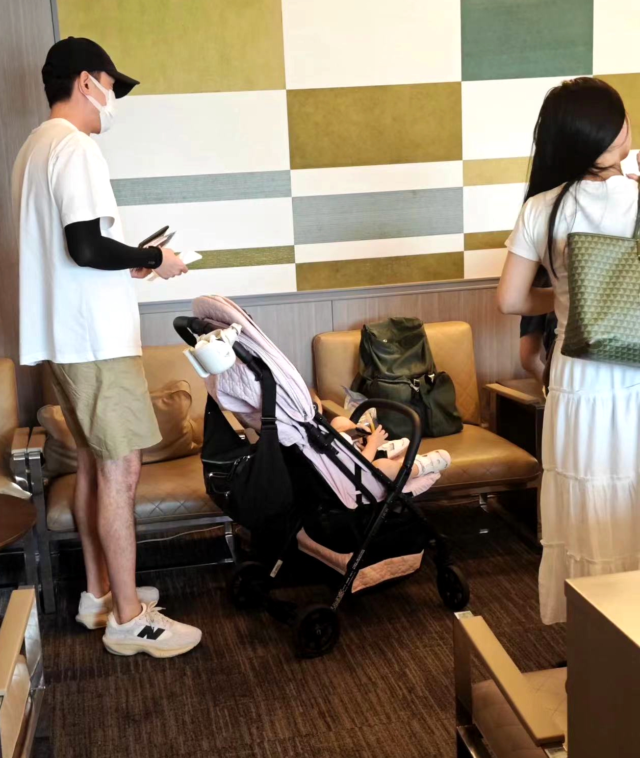 胡歌带妻女游日本，1岁半小茉莉肉乎乎首亮相，坐2.7万元顶级婴儿车