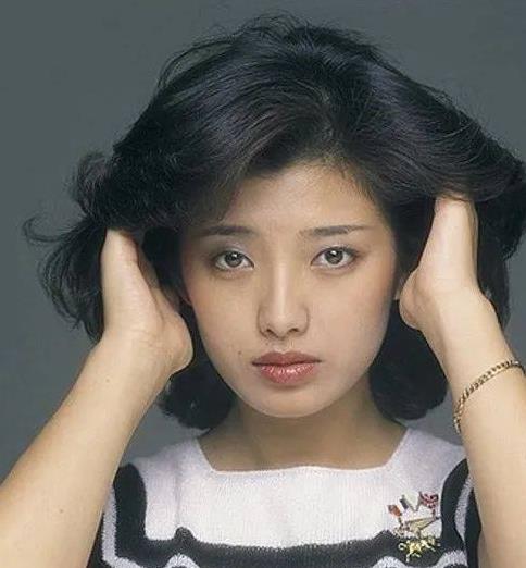 65岁山口百惠近况曝光!罗圈腿弯腰驼背,相比四十年前,变化太大