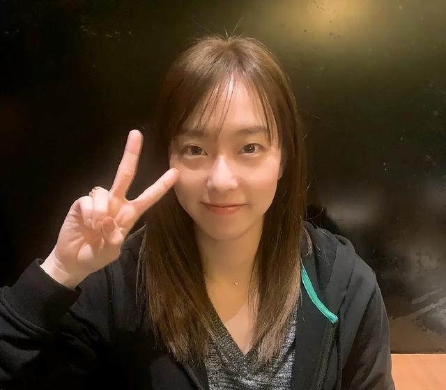 石川佳纯母亲:女儿心里住着一个人,心疼她10年单身,每次都催婚