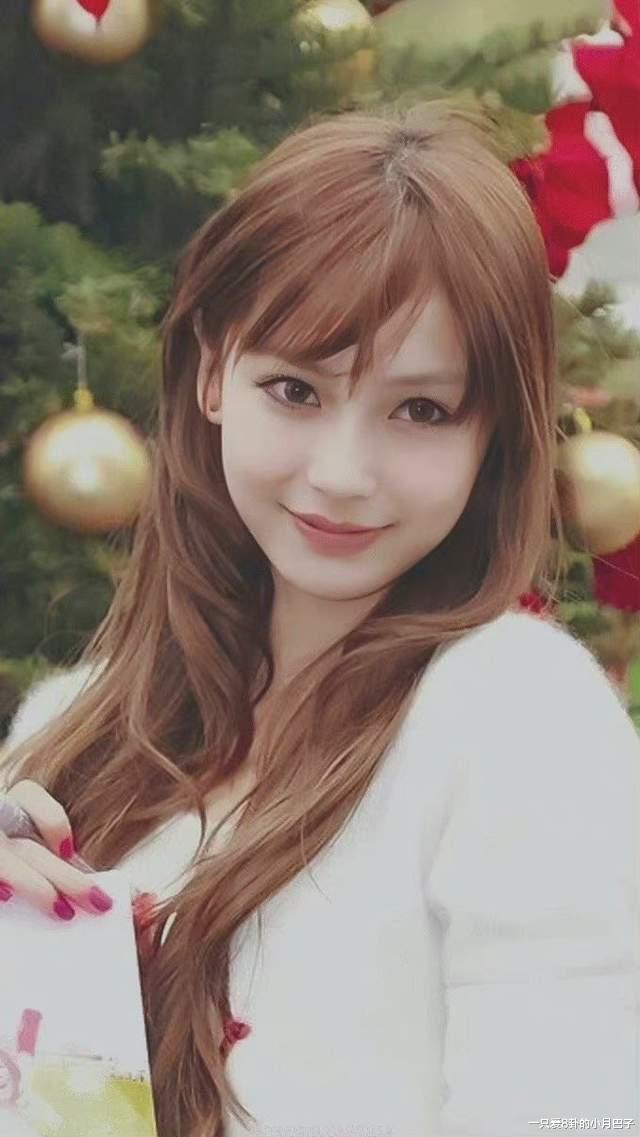 看完她15岁的照片，还敢相信她说没整容吗？网友没那么好骗！