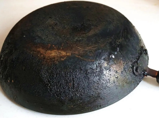 铁锅油垢太厚别用洗洁精刷,保洁阿姨教我绝招,旧锅瞬间变新锅