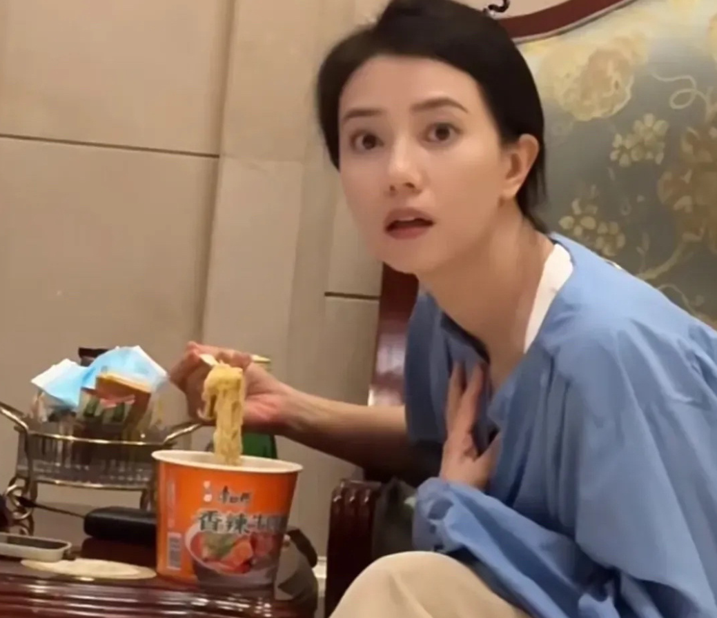 44岁高圆圆机场吃泡面被拍,舔嘴嗦面毫无女神包袱,抬头一瞥封神了
