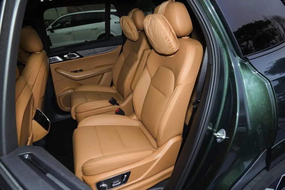 实力强的中大型SUV，555马力+四驱，4.9秒破百油耗仅6升，没人懂