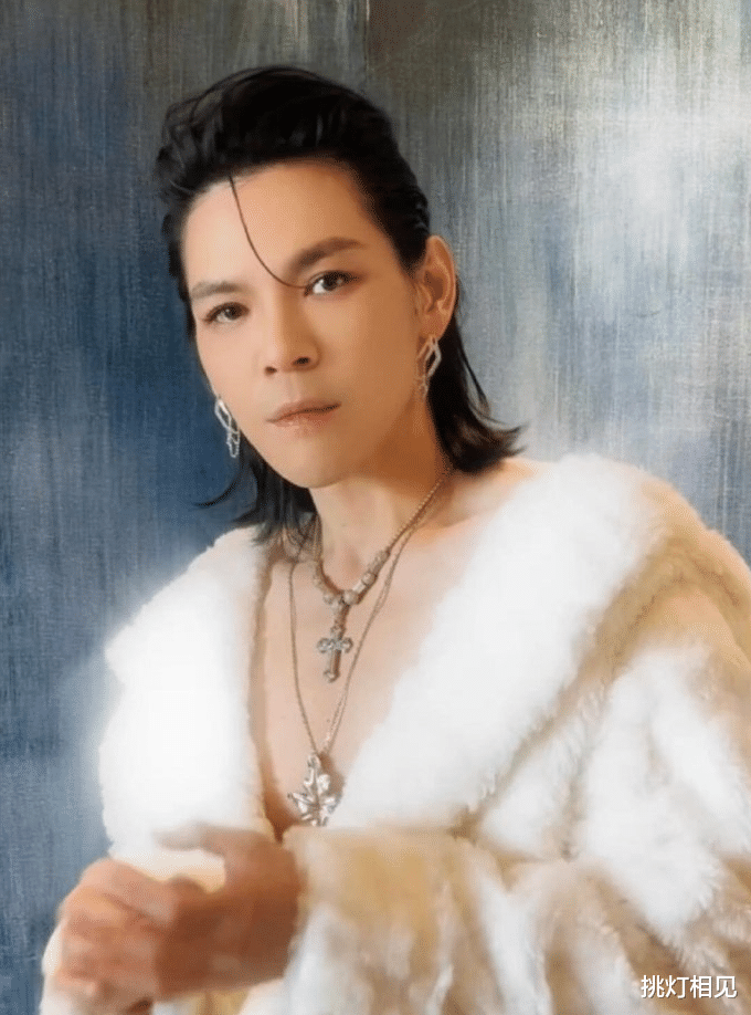 向佐出席活动身穿马面裙,再次惊艳众人