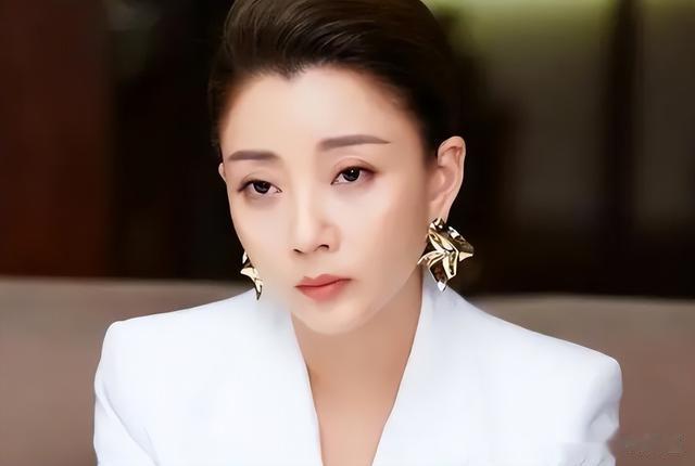 长成“人间水蜜桃”,离婚多年后“绯闻”不断,如今44岁依旧单身