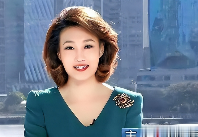 央视名嘴李梓萌被拍，47岁至今未婚，身材丰满被网友议论